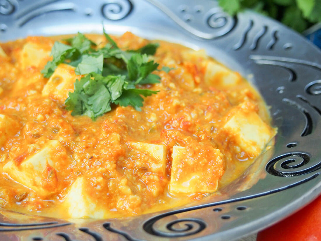 This tasty paneer Makhani is made with tomatoes, cream, cashews and spices. Quick to make and thoroughly delicious, it's a vegetarian curry everyone will love. paneer Makhani in serving dish