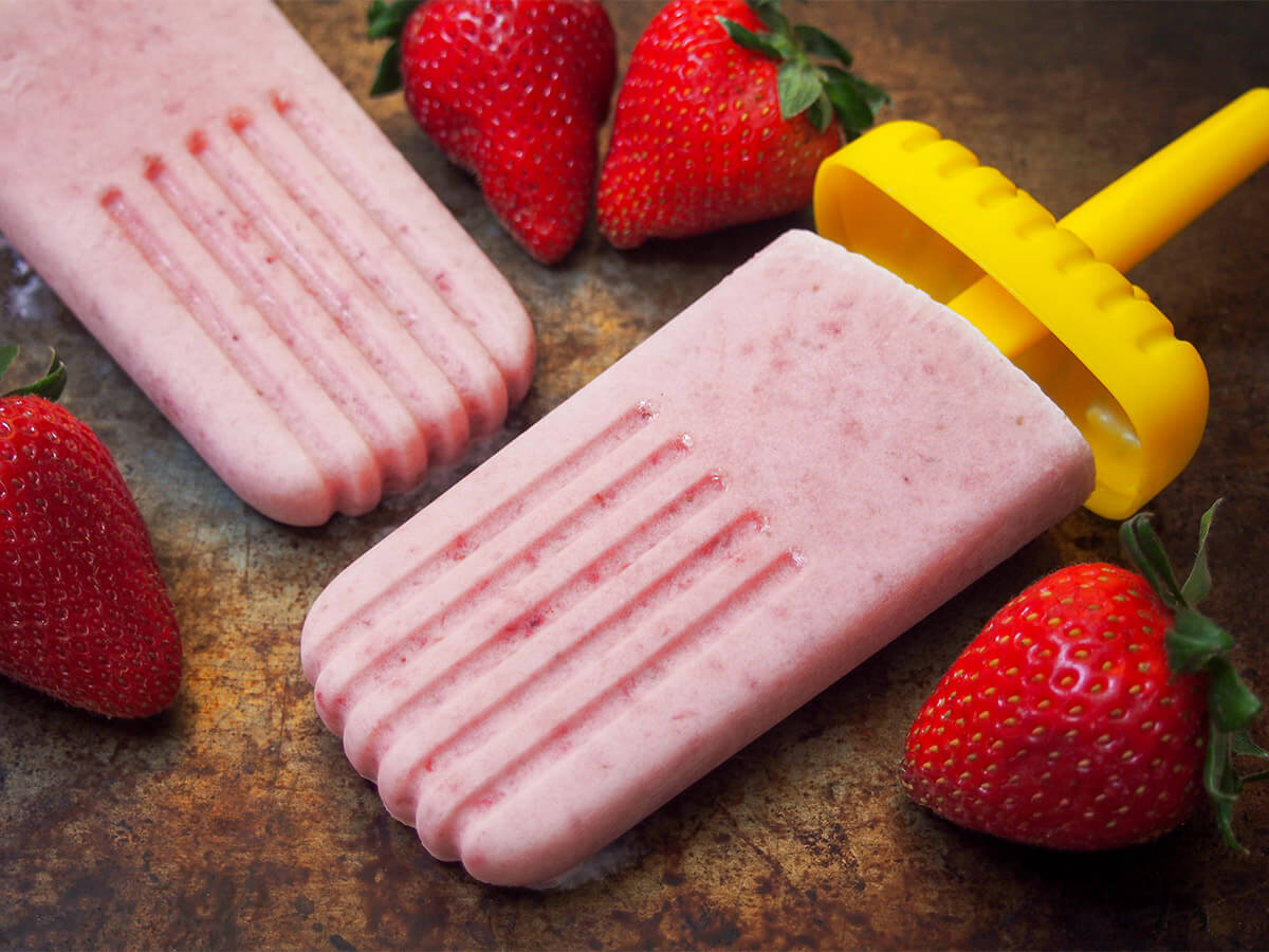 paletas de fresa con crema - Mexican strawberry popsicles strawberry paletas with strawberries around them