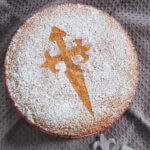 Tarta de Santiago from overhead